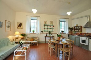 TV - Groundfloor apt with al fresco dining, shared pool & wi-fi on awarded winery. (Bucine)