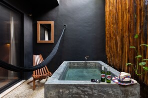 Suite exclusiva, alberca privada | Ropa de cama de alta calidad y edredón