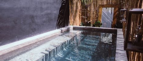 Una piscina al aire libre, sillones reclinables de piscina