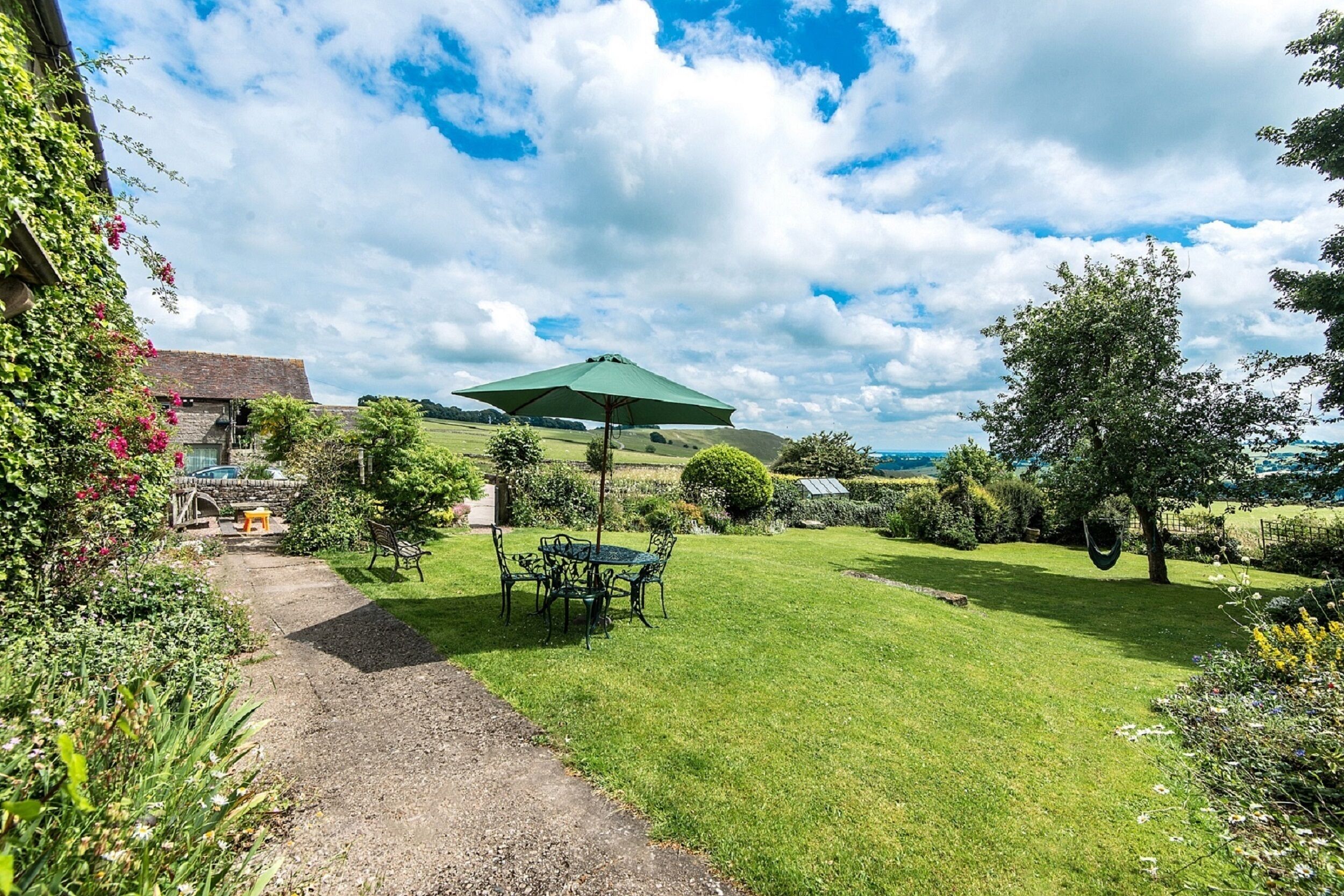 Romantic cosy hideaway for 2 located on a dairy farm with hot-tub available.