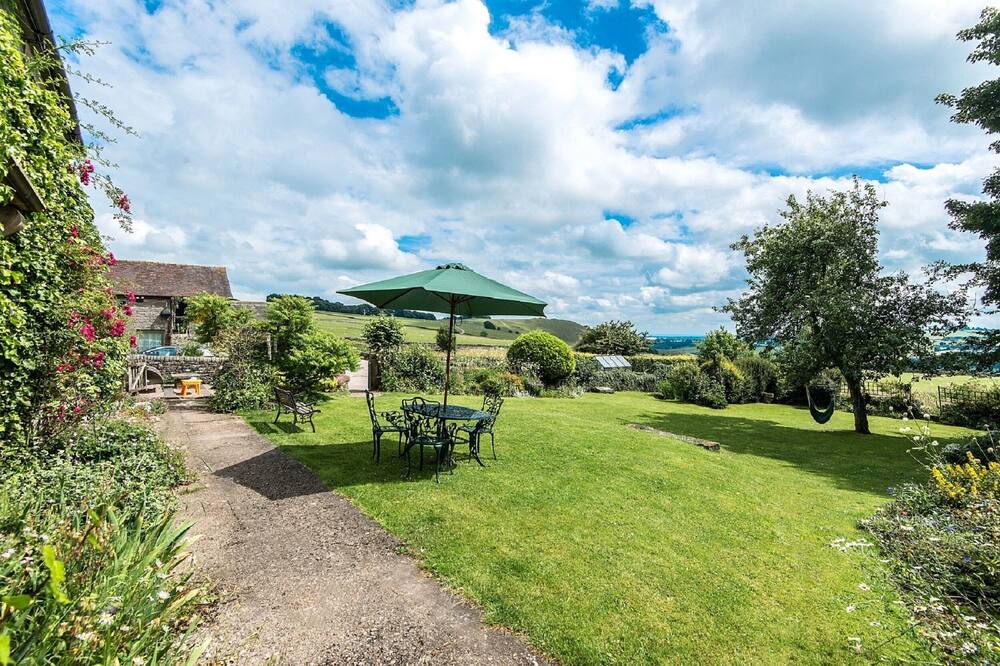Romantic cosy hideaway for 2 located on a dairy farm with hot-tub available.