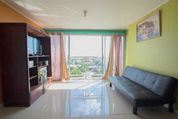 32-inch Smart TV with digital channels, TV