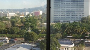Vista di un paesaggio urbano con un grande edificio con la scritta 