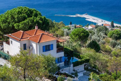 Villa with stunning view out to the sea accross the viladge of Glossa