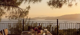 Villa avec vue imprenable sur la mer à travers le viladge de Glossa