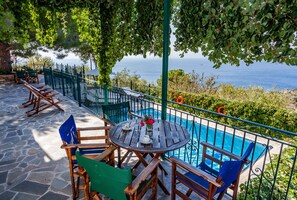 Outdoor dining - Villa with stunning view out to the sea accross the viladge of Glossa (Skopelos)