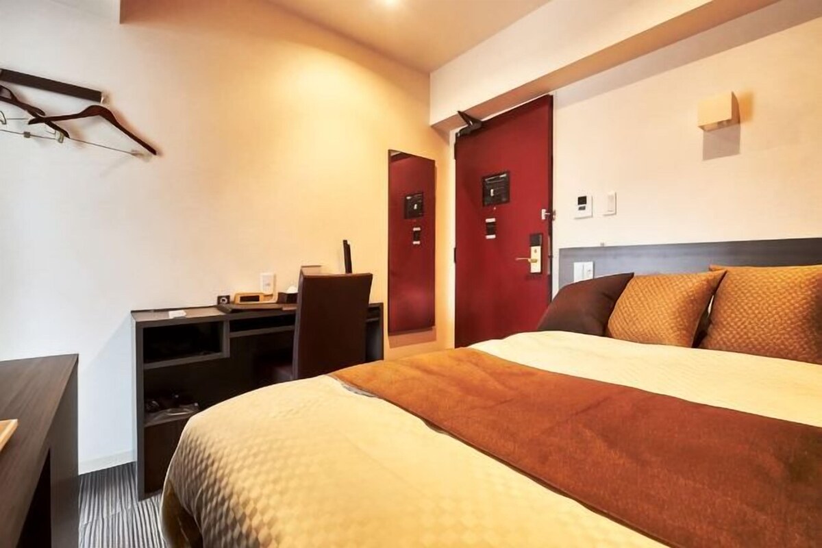 Escritorio, wifi gratis, ropa de cama