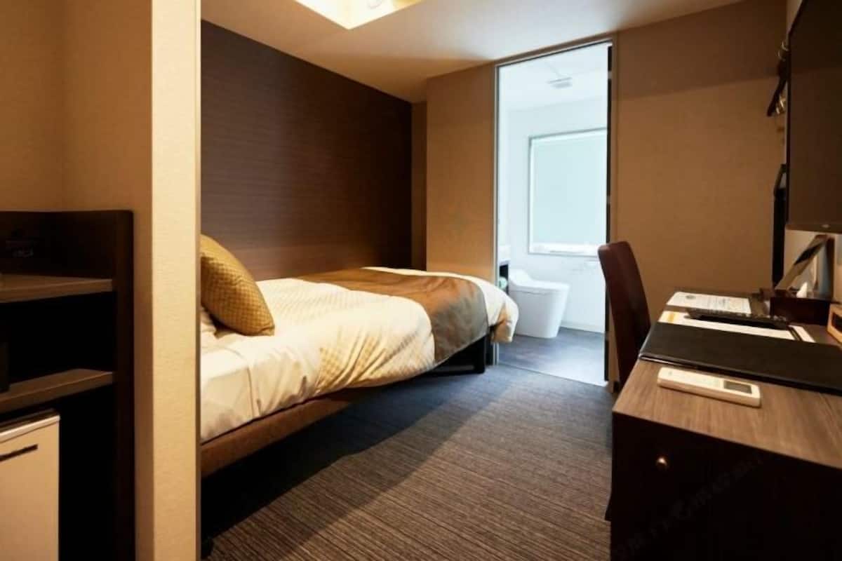 Desk, soundproofing, free WiFi, bed sheets