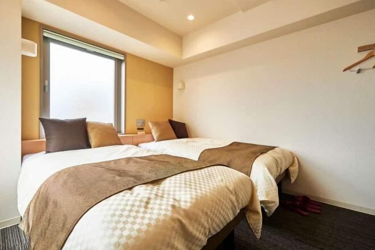 Escritorio, sistema de insonorización, wifi gratis y ropa de cama