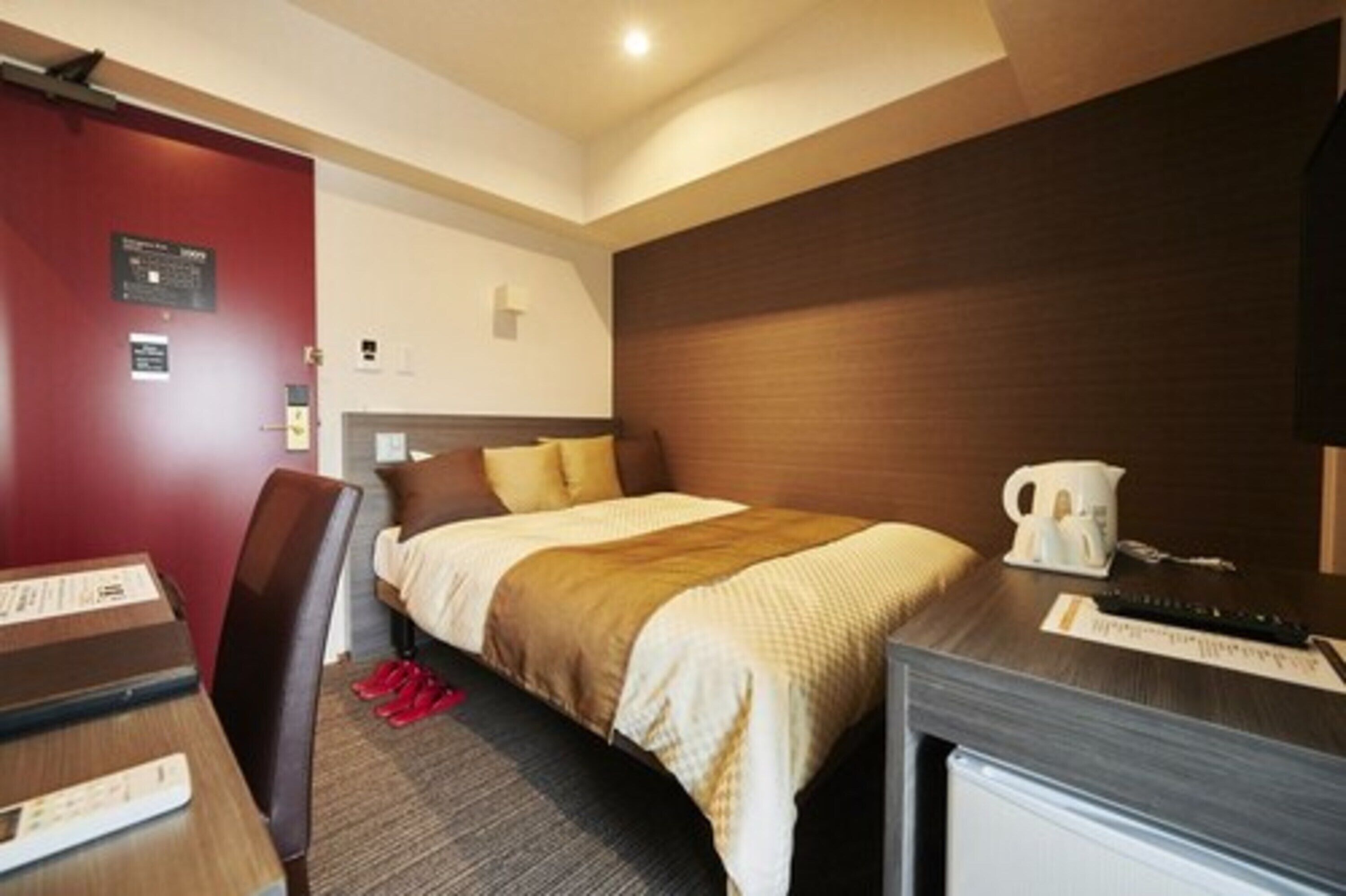 double room | desk, soundproofing, free wifi, bed sheets