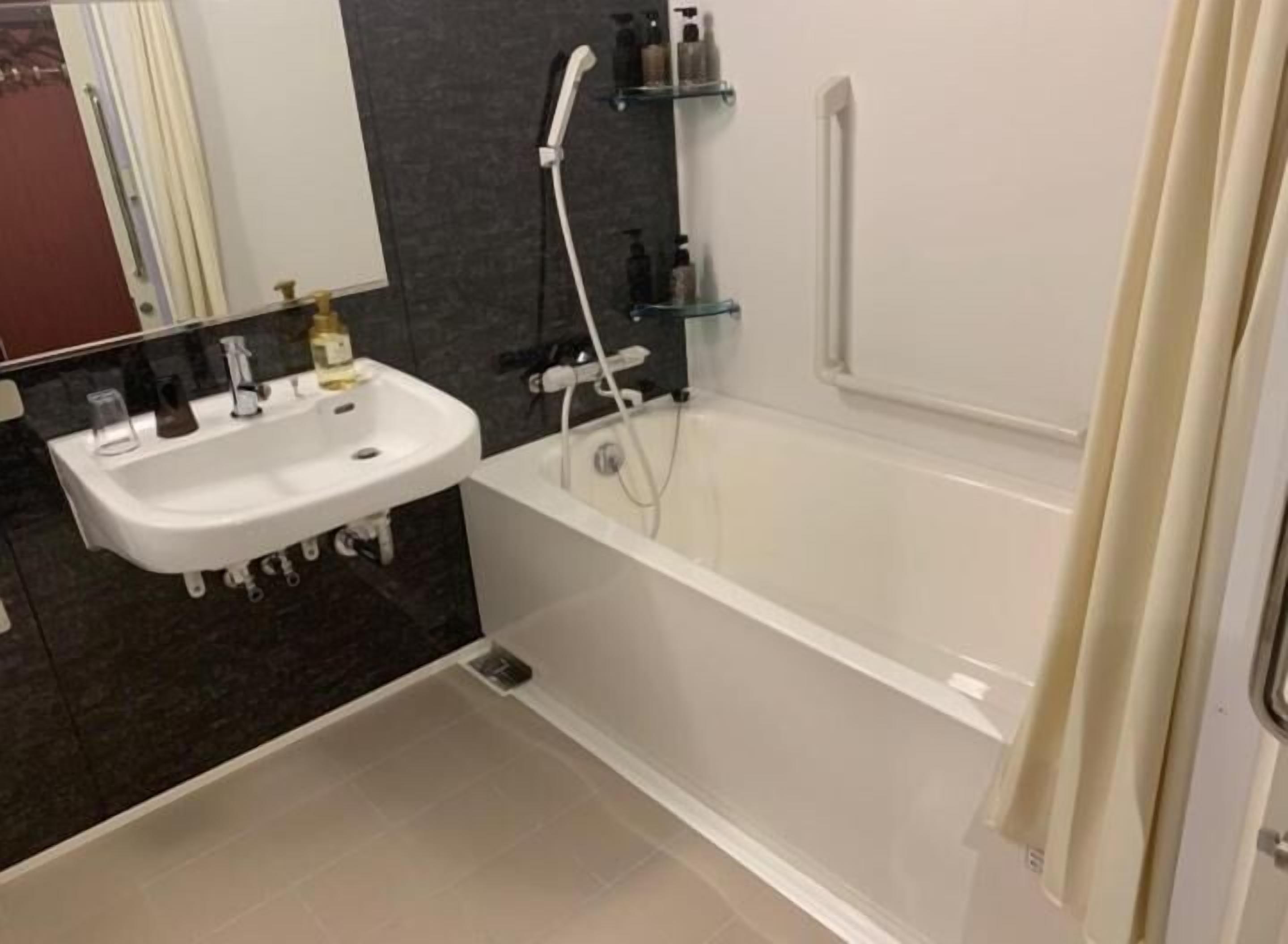 combined shower/bathtub, free toiletries, hair dryer, slippers