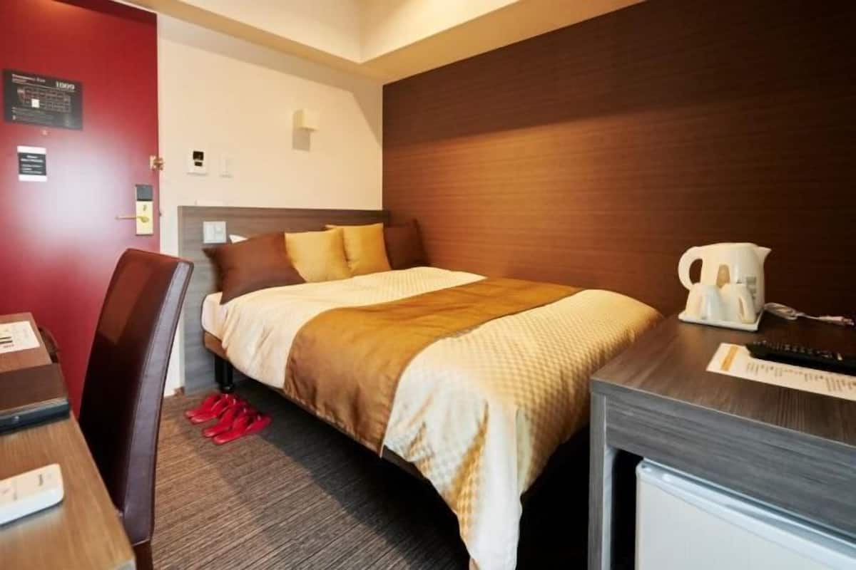 Escritorio, wifi gratis, ropa de cama