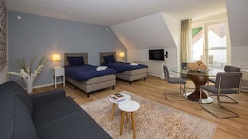 Smart-TV, Videospiele, Tischtennisplatte, Stereoanlage
