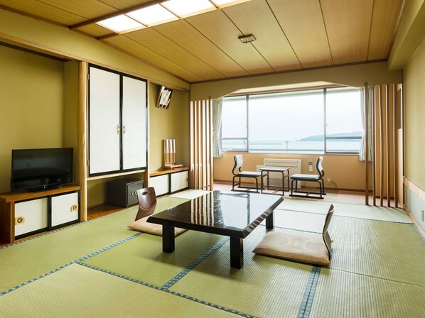 Living room | Flat-screen TV - Hotel Oomiya (Miyako)
