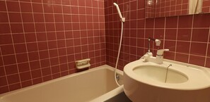 Traditionele kamer, niet-roken (Japanese Style) | Badkamer | Een bad/douchecombinatie, gratis toiletartikelen, pantoffels, handdoeken