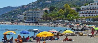 Vacker och elegant villa framför stranden i Capo d'Orlando / San Gregorio