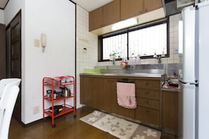 Casa (Private Vacation Home) | Cocineta privada | Refrigerador, microondas, parrilla de estufa y utensilios de cocina 