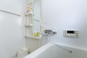 Maison (Private Vacation Home) | Salle de bain | Baignoire et douche séparées, baignoire profonde