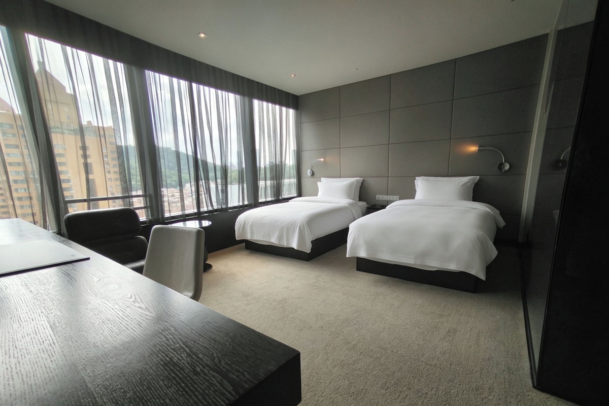 Ropa de cama de alta calidad, cubrecamas y minibar