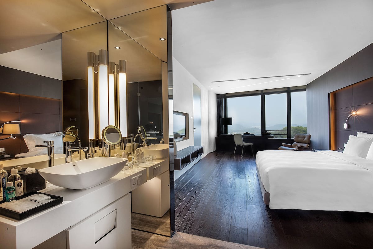 Suite, 1 slaapkamer | Een minibar, een kluis op de kamer, individueel gedecoreerd