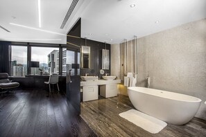 Suíte, 1 quarto | Roupas de cama premium, edredons de pluma, frigobar, cofres nos quartos