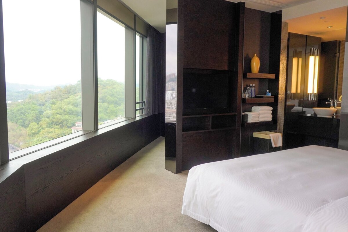 Ropa de cama de alta calidad, cubrecamas y minibar 