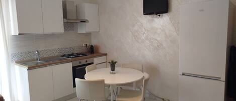 Kjøleskap, mikrobølgeovn, ovn og kokeplater