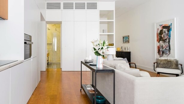 A modern living room with a sofa, a coffee table, and a painting on the wall. - Modern flat by Time Out Food Market (Very Central) (Lisboa)