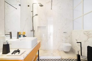 A modern bathroom with a large white sink, a handheld showerhead, and a toilet. - Modern flat by Time Out Food Market (Very Central) (Lisboa)