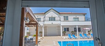 Luxury 5BDR Villa with Private pool, and wheelchair accessible flat