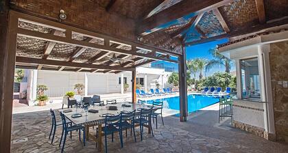 Luxury 5BDR Villa with Private pool, and wheelchair accessible flat