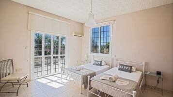 5 bedrooms, in-room safe, desk, iron/ironing board