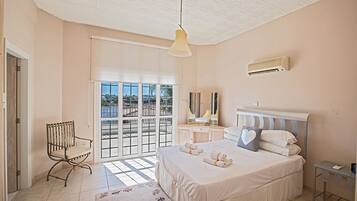 5 bedrooms, in-room safe, desk, iron/ironing board