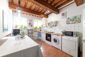Private kitchen - Beautiful apartment in villa for 3 guests with WIFI, pool, TV and panoramic view, close to Urbino (Urbino)