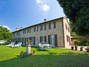 Exterior - Beautiful apartment in villa for 3 guests with WIFI, pool, TV and panoramic view, close to Urbino (Urbino)