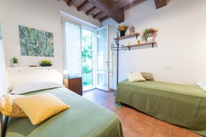 Room - Beautiful apartment in villa for 3 guests with WIFI, pool, TV and panoramic view, close to Urbino (Urbino)