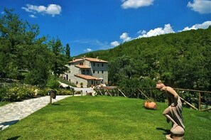 Property grounds - CHIANTIGAIO - Fourteen Bedroom Villa, Sleeps 28 (Gaiole in Chianti)