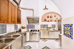 Refrigerador, microondas, horno y lavavajillas 