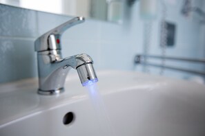 Ensemble douche/baignoire, articles de toilette gratuits, sèche-cheveux