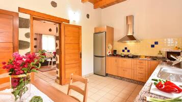 Réfrigérateur, micro-ondes, grille-pain, chaise haute