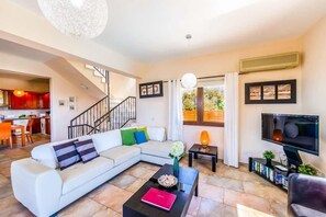 Villa, 3 Schlafzimmer, eigener Pool, Meerblick | Wohnbereich | Flachbildfernseher, Videospielkonsole, DVD-Player