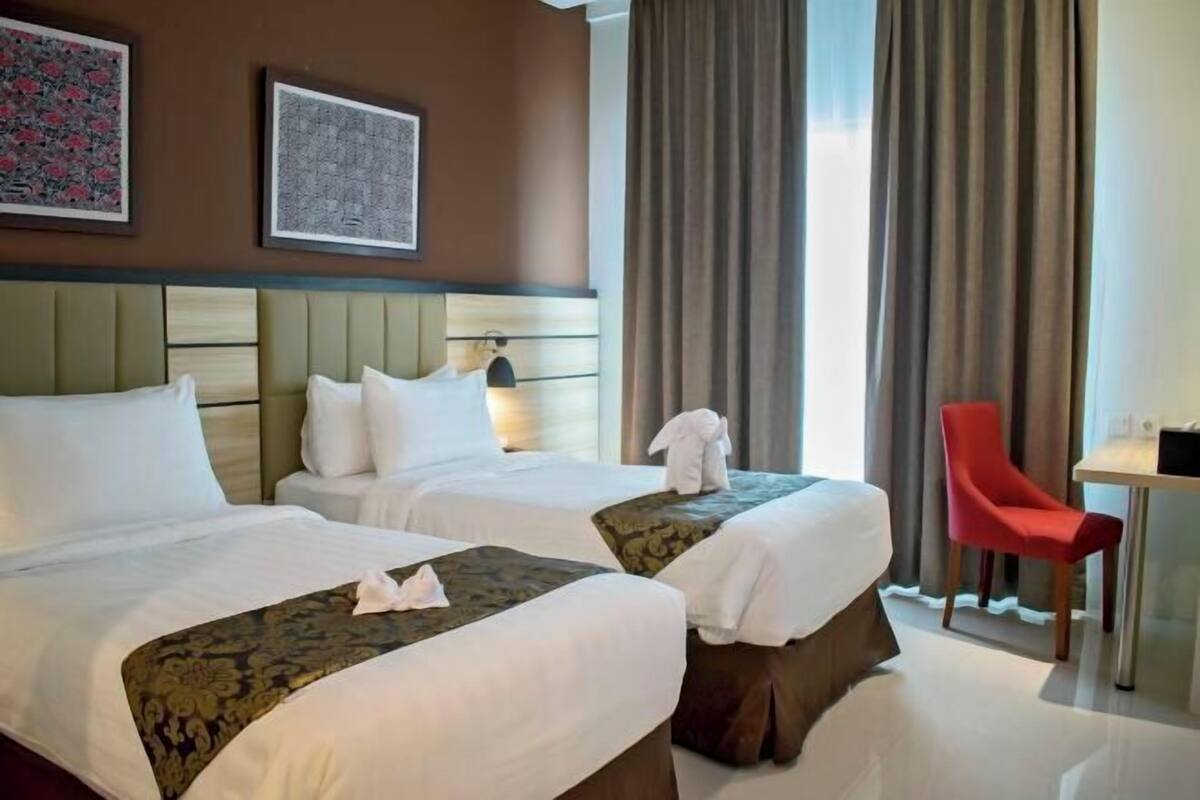 In-room safe, desk, WiFi (free)