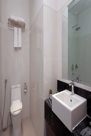 Superior Room, City View | Bathroom | Shower, free toiletries, slippers, towels