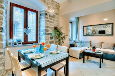 La Dolce Vita❤️UNESCO Kotor–Luxury 1BR Apartment Medieval Charm & Modern Comfort