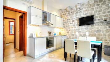 Fridge, oven, stovetop, electric kettle