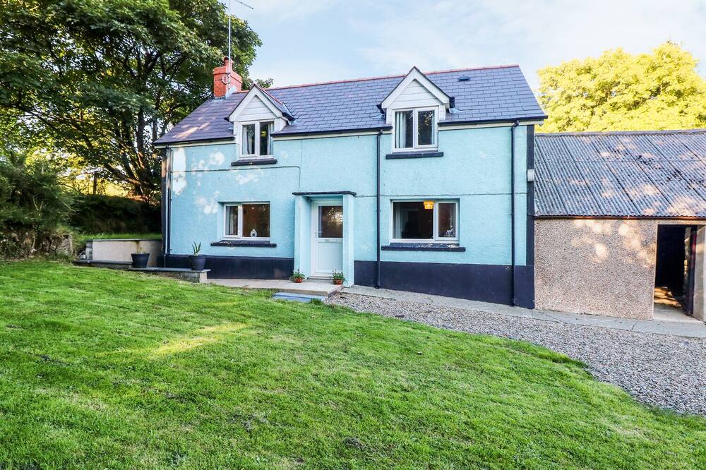 LLYGAD-YR-HAUL, pet friendly, with a garden in Haverfordwest