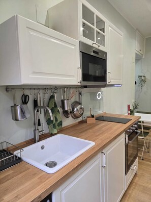 Réfrigérateur, micro-ondes, four, plaque de cuisson