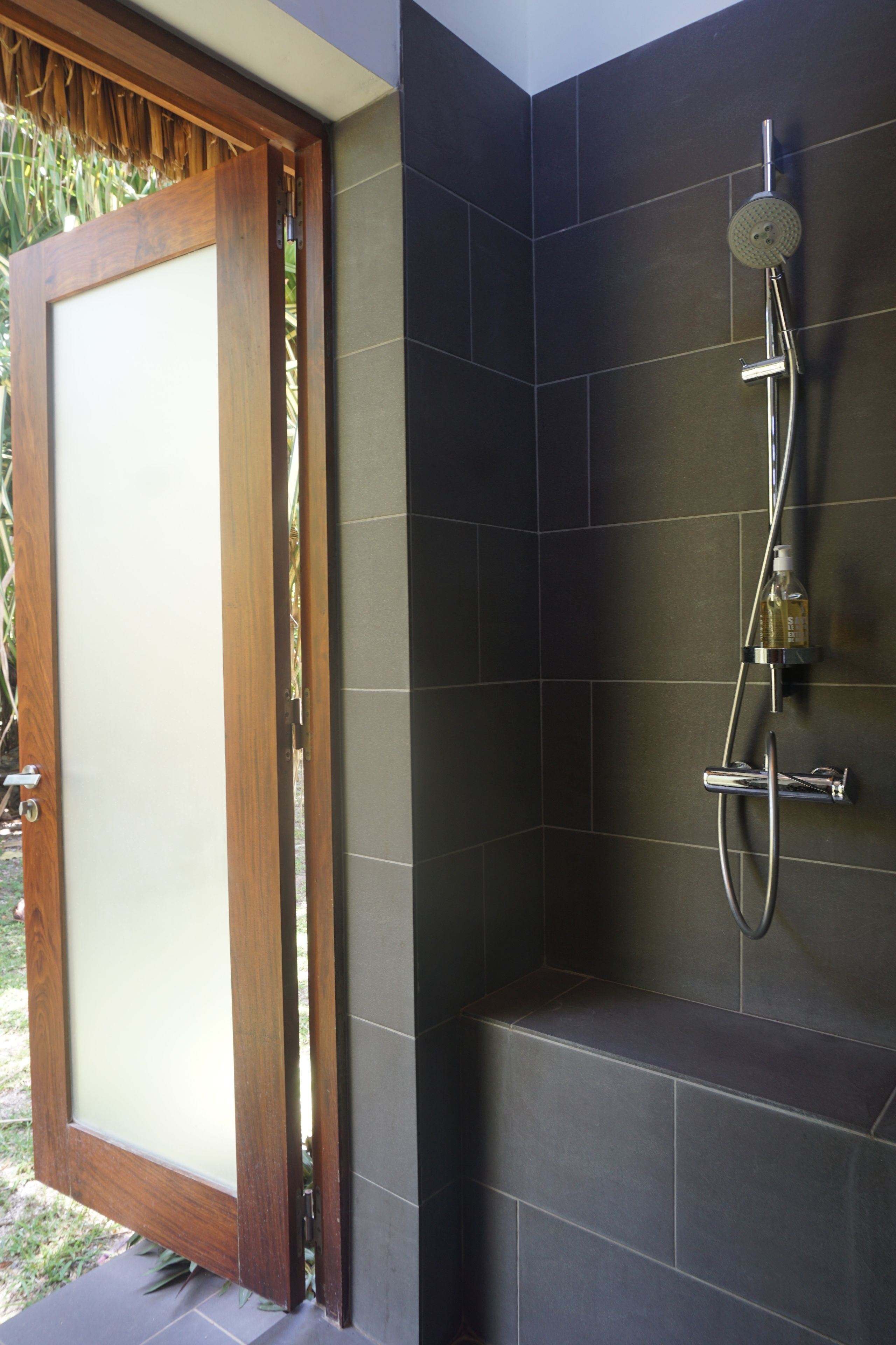 Bungalow, 3 Queen Beds, 2 Twin Beds | Bathroom shower