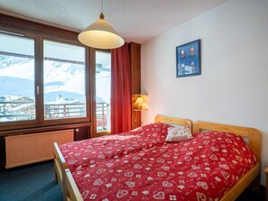 1 bedroom, travel cot, WiFi, bed sheets - Lovely apartment for 6 people with WIFI, TV and balcony (Les Boisses)