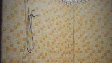 Ducha, artículos de tocador gratuitos, bidet, toallas